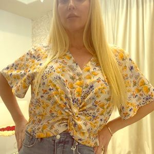 🆕 Listing! Gianni Bini spring blouse 😍